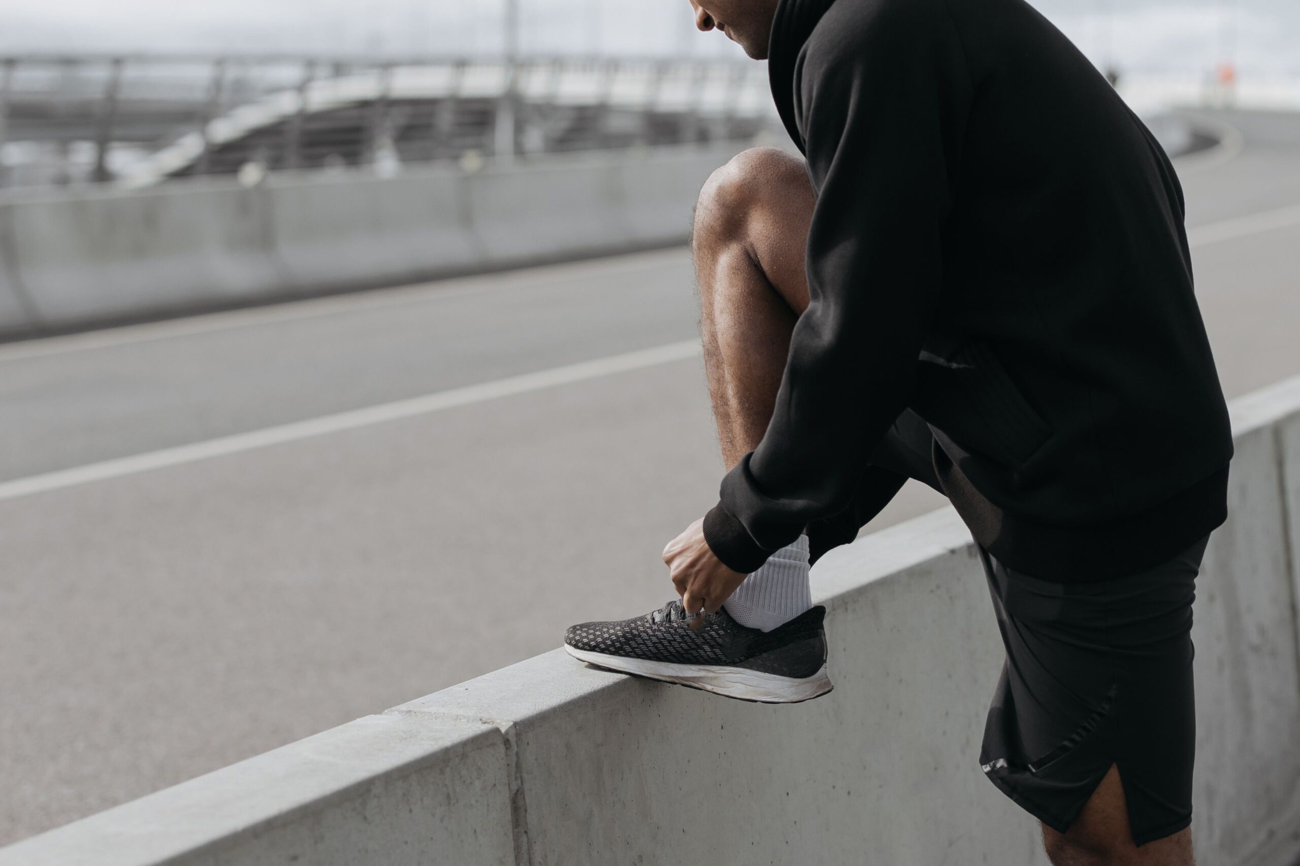 runner tying shoes